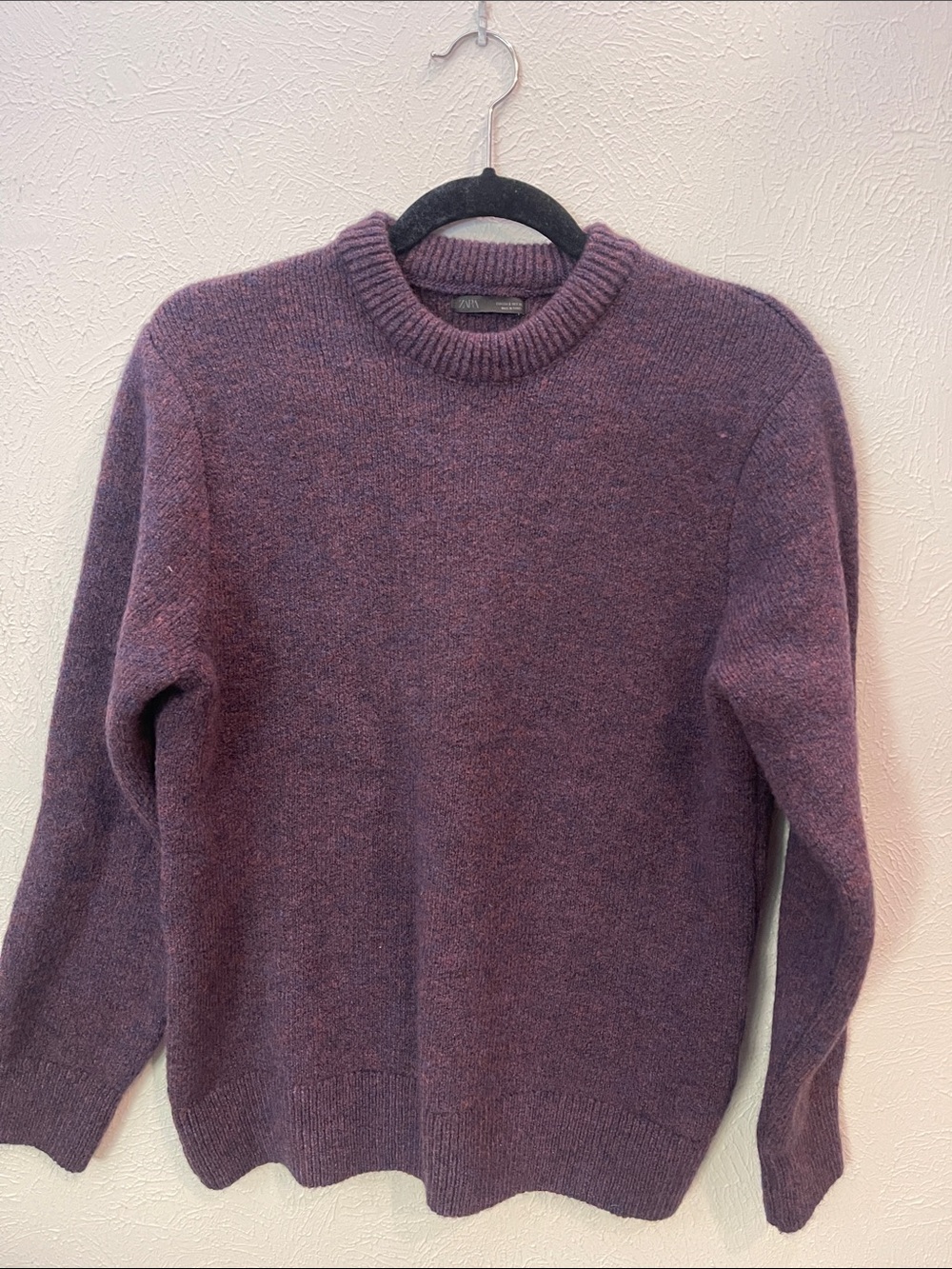Zara’s Men's Size Small Crewneck Sweater in Plum